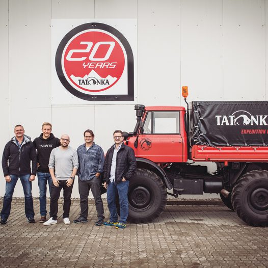 Ronny Schauer, Sebastian Glasner, Benno Krewer, Jan Loschinski, Andreas Schechinger und ein Unimog 406 (v.l.n.r.)
