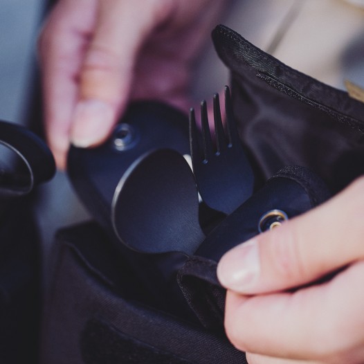 Herausnehmbare Tasche für Besteck und Löffelchen.