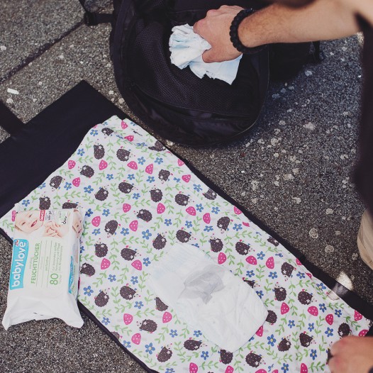 „Dump“-Pouch mit Roll-Top-Verschluss für Windeln und Wäsche sowie Herausnehmbare und gepolsterte Wickelunterlage.
