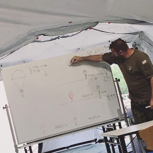Jumpmaster Lukas erklärt die Absetzung