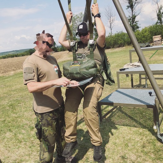 ''Trockentraining'' im Schrirm Thema: Abläufe nach dem Sprung aus dem Flieger üben