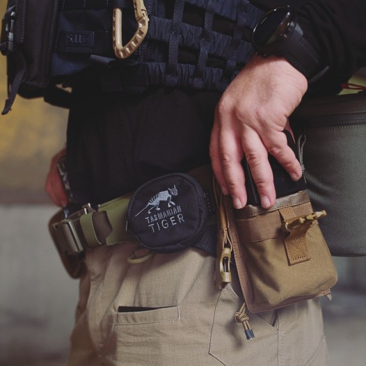 Der TT MOLLE Hyp Belt ist ein skelettierter Kampf- und Einsatzgürtel
aus äußerst robustem und ultraleichtem TPU Cordura®.
Dieser Low Profile Gürtel verfügt über praktische Klettflächen auf