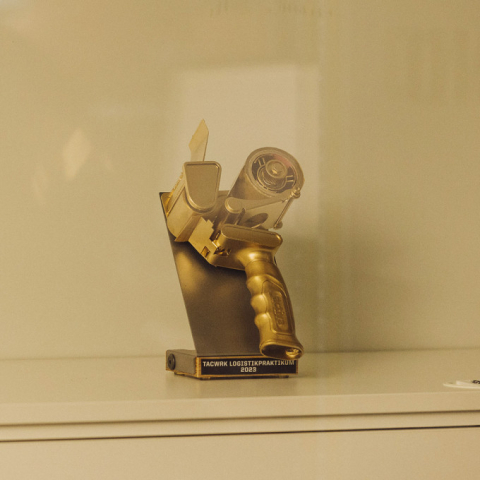 Das goldene Paketband geht an…