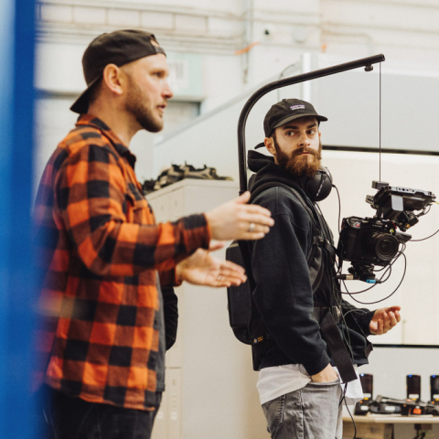 Lagebesprechung mit Film-Crew am Packtisch