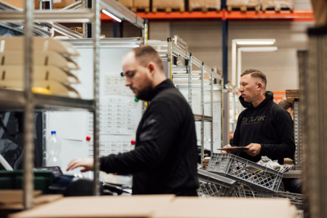 Alle eingehenden Kartons werden von unsrer Logistik im TACWRK Zentrallager in Ludwigsfelde gesammelt.