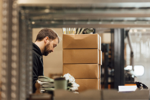 Bei einer sorgfältigen Begutachtung wird geprüft, ob Eure Retouren-Kartons und Verpackungsmaterialien sicher weiterversendet werden können; alle Daten werden unkenntlich gemacht