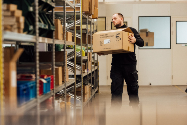 Wir prüfen auch alle Kartons und Verpackungsmaterialien von Lieferanten und verwenden sie, wenn möglich, erneut.