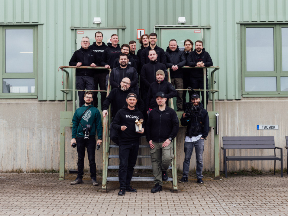 Mit Olli und das TACWRK Team nach einem erfolgreichen Praktikumstag in der Logistik