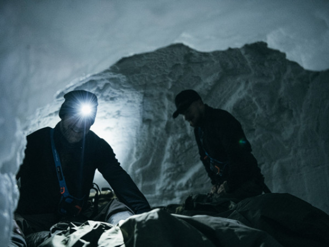 CARINTHIA ELEMENTS - Schneehöhle mit Stirnlampe